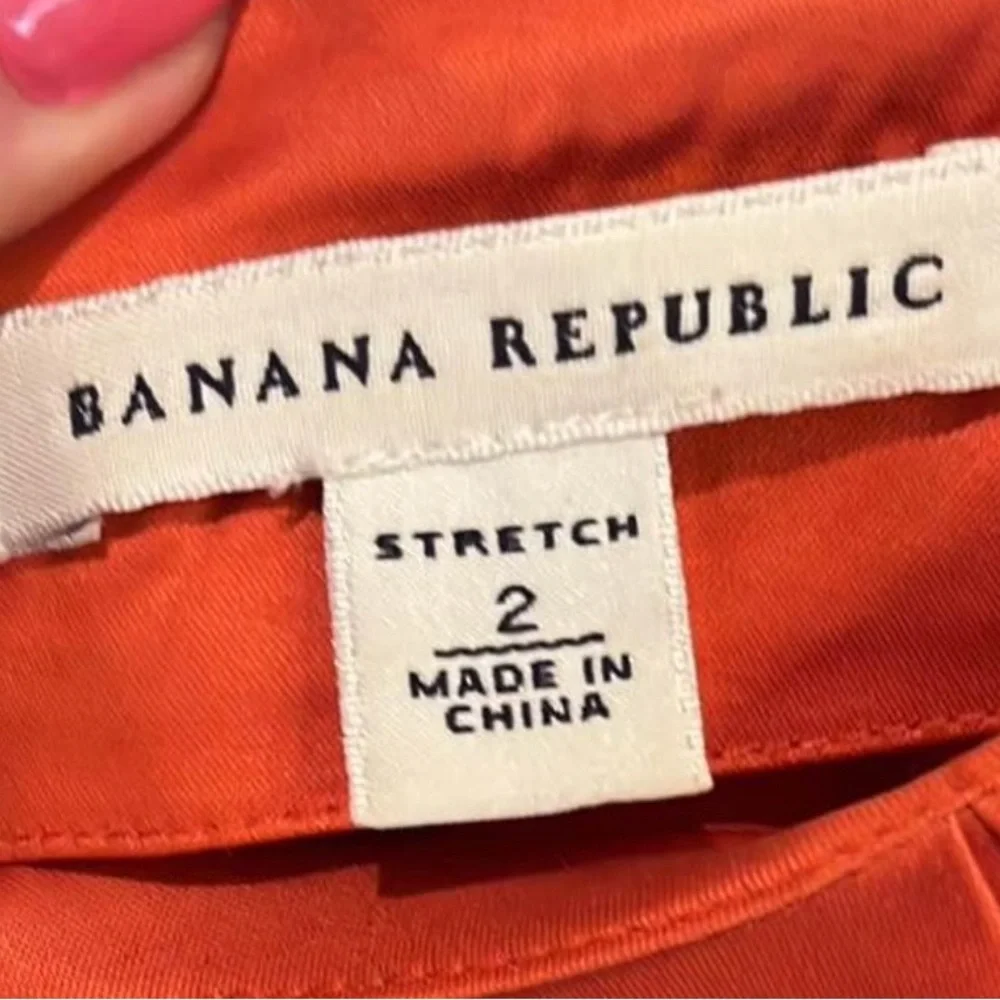 Banana Republic zips up